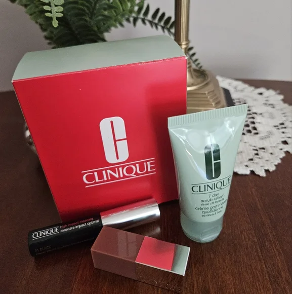 Clinique Gift Sample Set - Picture 1 of 2